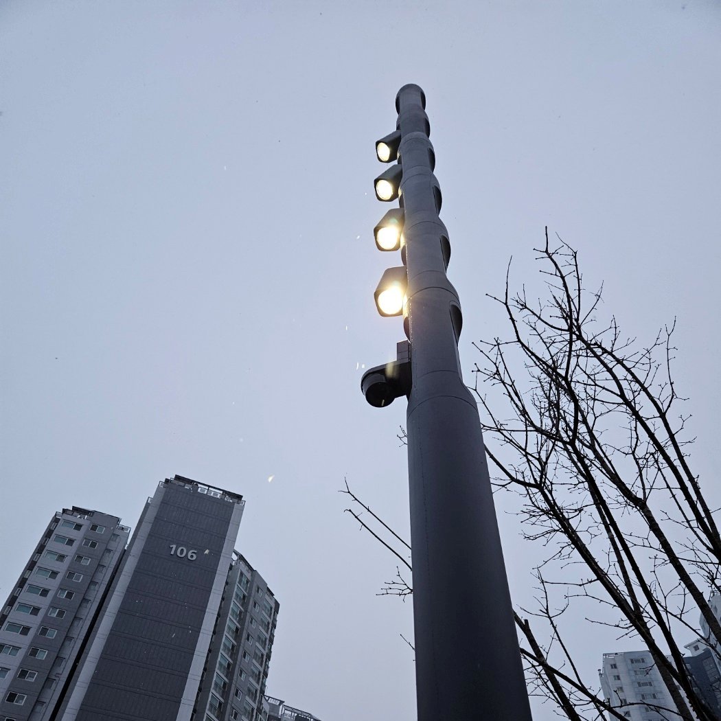 동탄 하늘빛공원의 스마트 조명 기둥